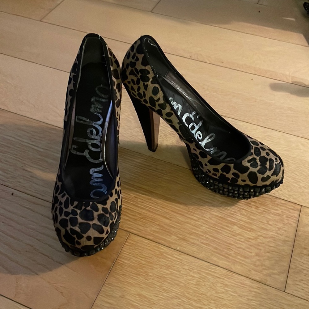 Leopard print pumps